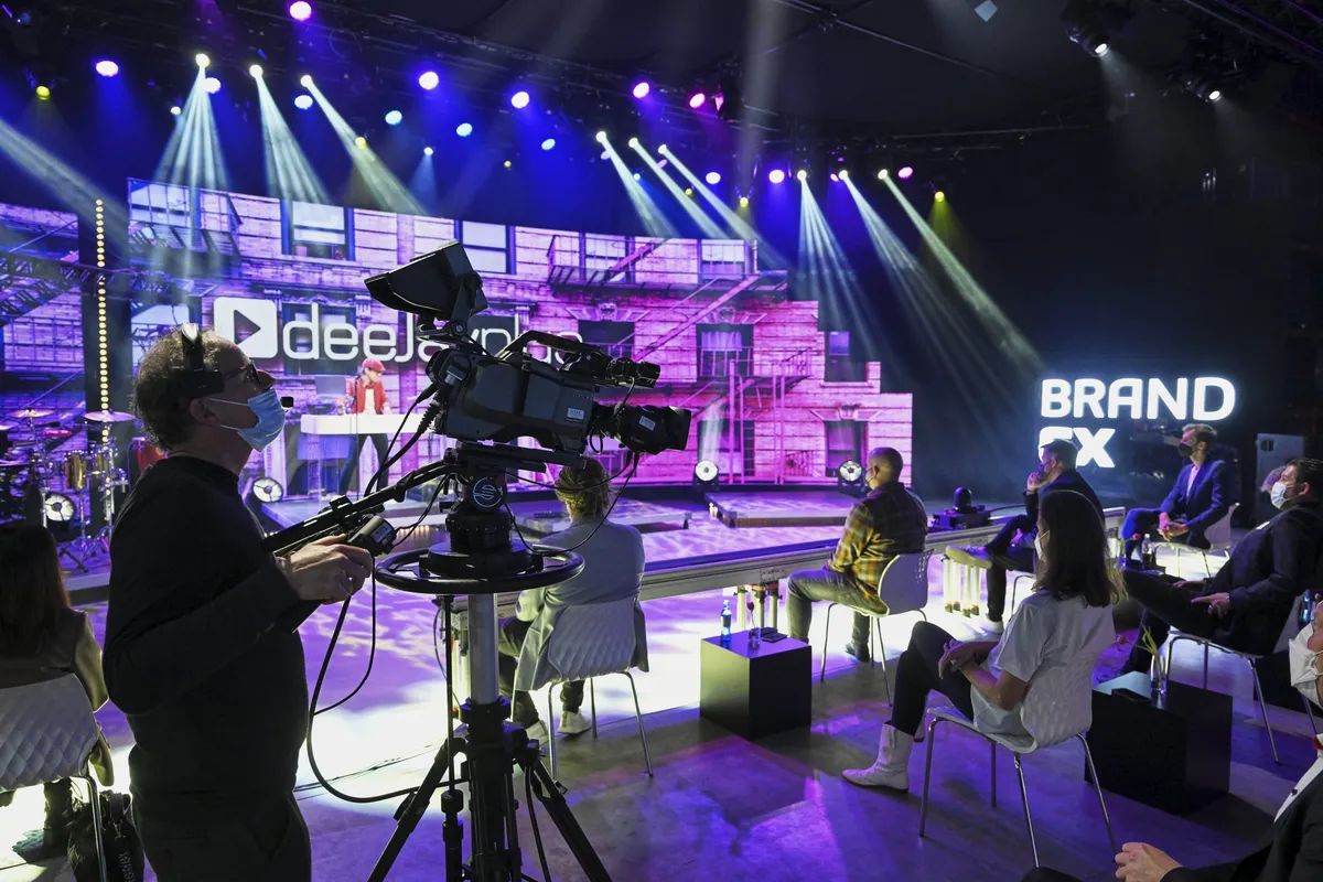 Deejay Plus bei den hybriden BrandEx Awards 2022, Gala-Teilnehmer und Preisverleihung.